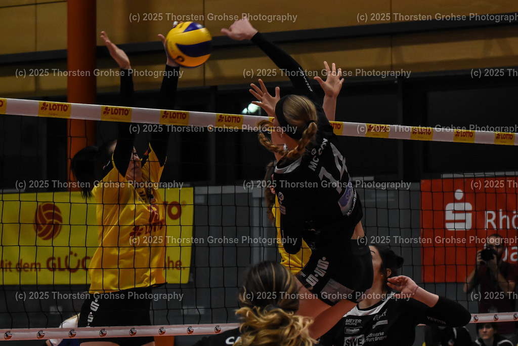 VBL VFB Suhl vs. SCHWARZ-WEISS Erfurt | (VFB Suhl) in Gelb, (Schwarz-Weiss Erfurt) in Schwarz; VBL VFB Suhl vs. SCHWARZ-WEISS Erfurt, Volleyball-Bundesliga Frauen am 17.02.2018 in der Multihalle in Meiningen, (Deutschland) - Realisiert mit Pictrs.com