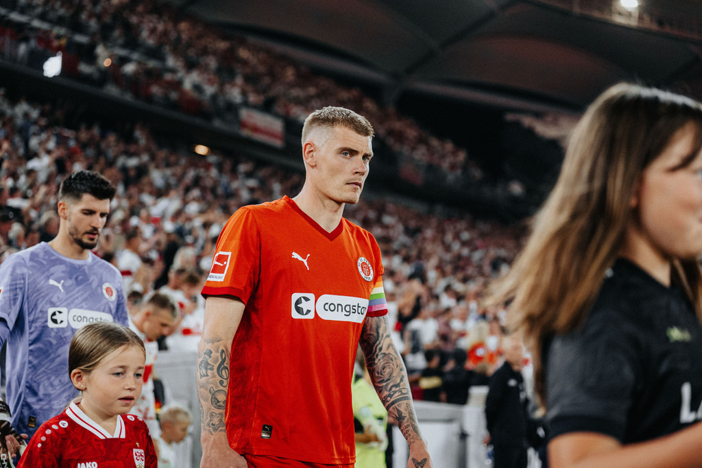 FCS06023 | Der offizielle Shop für FC St. Pauli Fotos. Wähle aus Spielszenen & Fanmomenten dein FCSP Wunschformat. Wir liefern Millerntor-Atmosphäre.