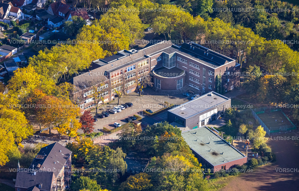 Kamp-Lintfort221004685 | Luftbild, Volkshochschule, Städtisches Familienzentrum Wirbelwind, Bäume in Herbstfarben, Lintfort, Kamp-Lintfort, Niederrhein, Ruhrgebiet, Nordrhein-Westfalen, Deutschland