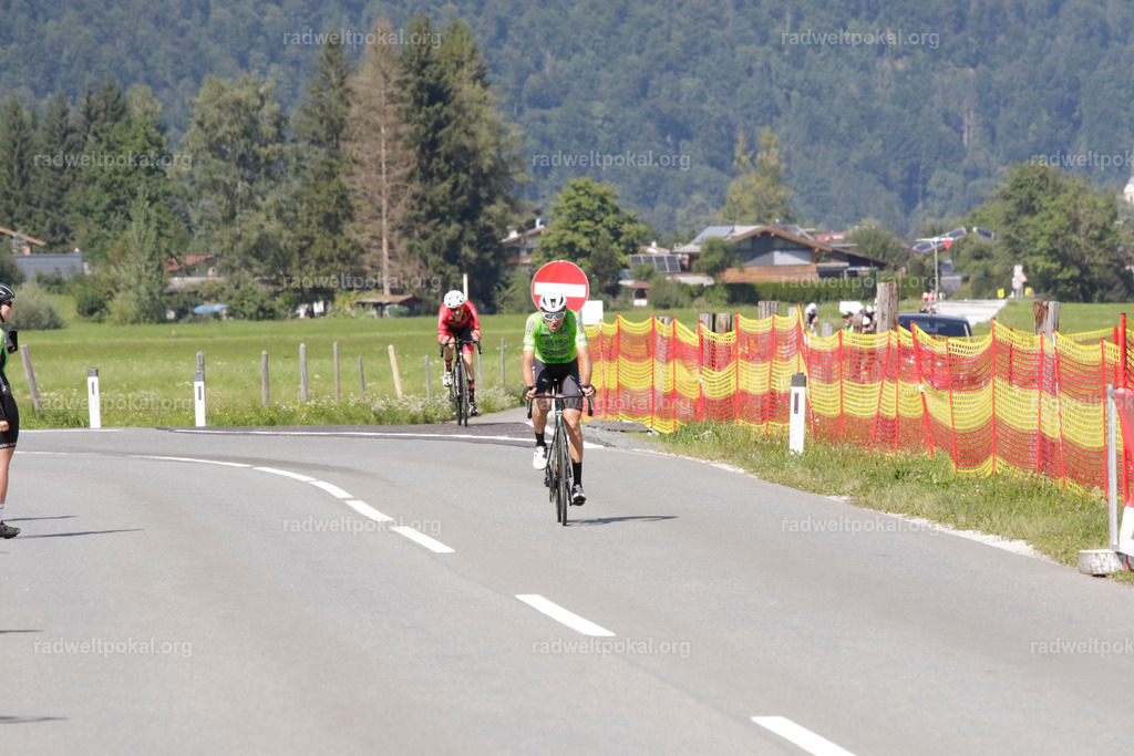 1146_20230817_Bewerb_Maenner_Muehlanger | AUT - OESTERREICH, 2023-08-16: SPORT RENNRAD-FAHREN - 55. INTERNATIONALER RADWELTPOKAL IN ST. JOHANN IN TIROL  - Vintage-Radrennen mit WM-Bronze-Medaillen-Siegerin Christina Schweinberger, den Teilnehmer und Alexander Baumann (vom Orginastions-Team) - TAG 2 BEWERB MAENNER IN SECHS GRUPPEN  ; Foto: Roland Muehlanger