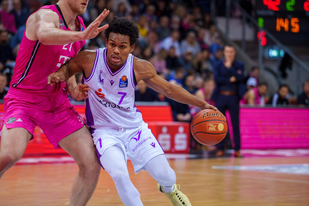 BBL, Deutsche Basketball Bundesliga Saison 2024/25, 14. Spieltag: Telekom Baskets gegen BG Göttingen | 29.12.2024 BBL, Deutsche Basketball Bundesliga Saison 2024/25, 14. Spieltag: Telekom Baskets gegen BG GöttingenBild: Tra Holder (7, Göttingen) - Realisiert mit Pictrs.com