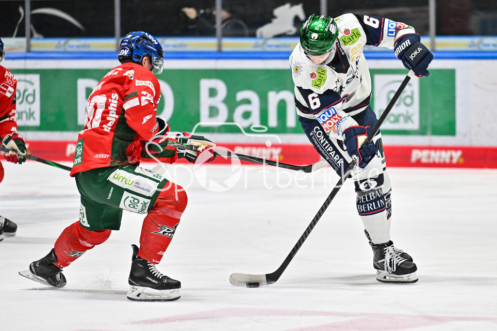 Augsburger Panther - Eisbären Berlin | AUGSBURG, GERMANY - 27. JANUARY: im Duell Cody KUNYK (Augsburger Panther 20) und Kai WISSMANN (Eisbären Berlin 6) während dem Match zwischen den Augsburger Panthern und den Fischtown Pinguins am 43. Spieltag der Penny DEL im Curt Frenzel Stadion