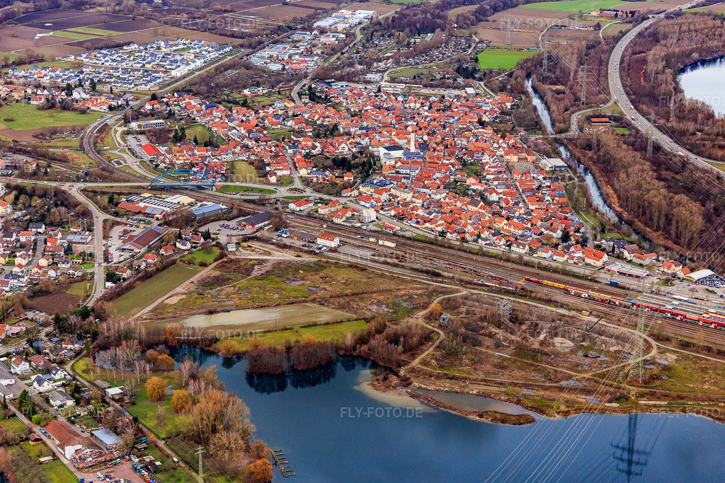 Luftbild: Alt-Wörth hinter dem Bahnhof und Schäuffele Baggersse am Wörther Kreuz in Wörth am Rhein im Bundesland Rheinland-Pfalz in Deutschland. Foto: IMG_124268.jpg vom 04.02.2021 durch Werner Riehm/FLY-FOTO.de