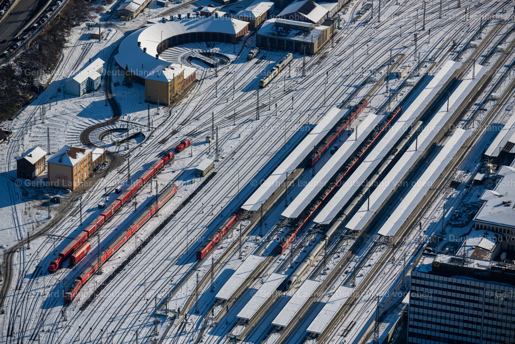 4043215 | WüRZBURG 13.02.2021 Winterlich schneebedeckte Gleisverlauf und Gebäude des Hauptbahnhofes der Deutschen Bahn im Ortsteil Altstadt in Würzburg im Bundesland Bayern, Deutschland. // Wintry snowy track progress and building of the main station of the railway in Wuerzburg in the state Bavaria, Germany. Foto: Gerhard Launer