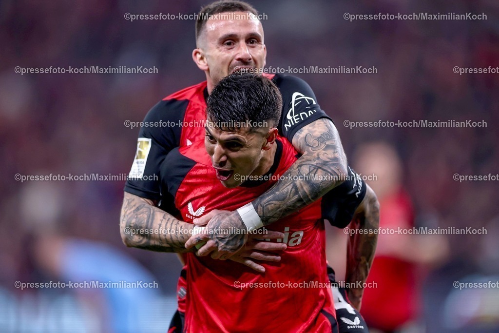 B0428032501023 | 28.03.2025, Fußball, Bayer 04 Leverkusen - VfL Bochum, 1. Fußball Bundesliga, 27. Spieltag, BayArena, Saison 2024 2025: Torjubel nach dem Tor zum 1:0 durch Torschütze Aleix Garcia (Bayer04 Leverkusen #24) zusammen mit Exequiel Palacios (Bayer04 Leverkusen #25) DFB regulations prohibit any use of photographs as image sequences and or quasi-video.