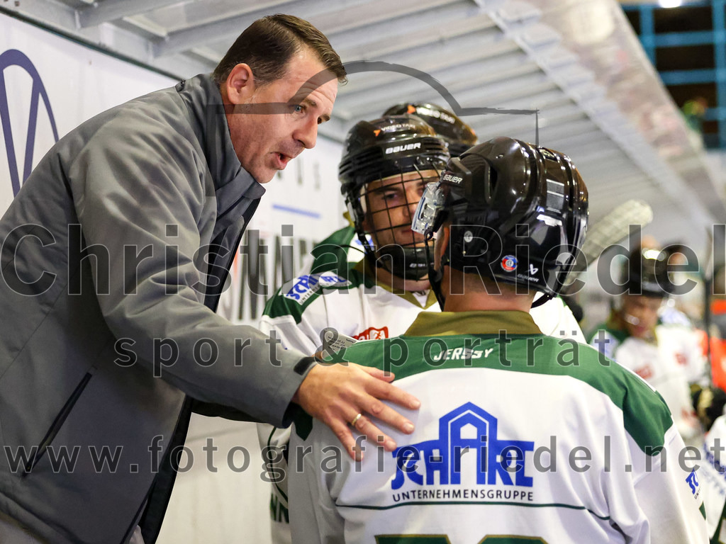 2022-09-09_063_TSV_Erding_gegen_Deggendorfer_SC | Erding, Deutschland, 09.09.2022:
Eishockey, Bayernliga 2022 / 2023, Testspiel, TSV Erding gegen Deggendorfer SC, Endergebnis: 2:5

Trainer Andreas Becher (Erding Gladiators), Daniel Krzizok (Erding Gladiators, #18)

Foto: Christian Riedel / fotografie-riedel.net