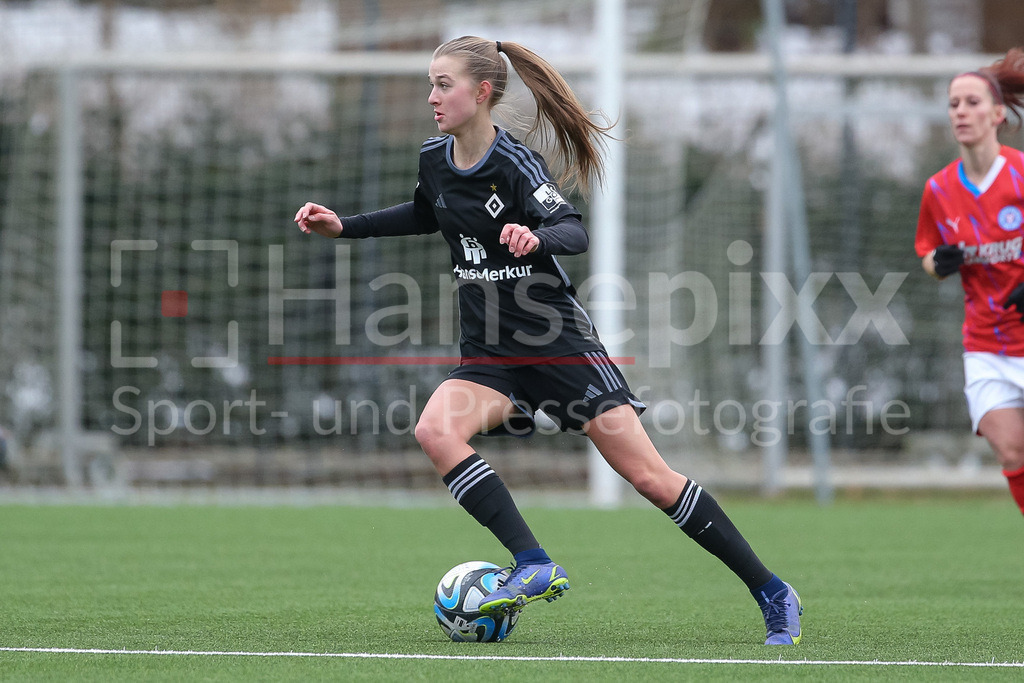 Fussball, Testspiel Frauen, Hamburger SV - Holstein Kiel | v.li.: Irma Schittek (Hamburger SV, 12) am Ball, Einzelbild, Ganzkörper, Aktion, Action, Spielszene