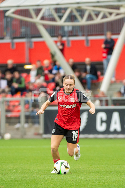 20241007NSZ_9535 | Sofie Zdebel (Bayer Leverkusen,No.16)DEU, Leverkusen, 07.10.2024 Fußball, Frauen, Google Pixel Frauen-Bundesliga, Saison 2024/2025, 5. Spieltag, Bayer 04 Leverkusen - FC Carl Zeiss JenaDIE DFB-RICHTLINIEN UNTERSAGEN JEGLICHE NUTZUNG VON FOTOS ALS SEQUENZBILDER UND/ODER VIDEOÄHNLICHE FOTOSTRECKEN - Realisiert mit Pictrs.com