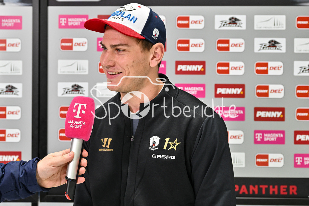 Augsburger Panther - Eisbären Berlin | im Bild Leonhard PFOEDERL (Eisbaeren Berlin #93) beim Interview mit Magentasport / DEL: Augsburger Panther - Eisbaeren Berlin, Curt Frenzel Stadion am 31.10.2024