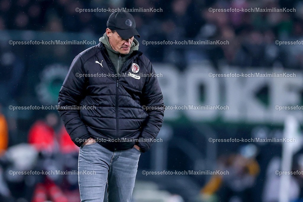 BMG13032601051 | 13.03.2026, Fußball, Borussia Mönchengladbach - FC St. Pauli, 1. Fußball Bundesliga, 26.Spieltag, Borussia-Park, Saison 2025 2026: Cheftrainer Alexander Blessin (FC St.Pauli #hc) enttäuscht Enttäuschung gestikulierend am Spielfeldrand   DFB regulations prohibit any use of photographs as image sequences and or quasi-video.