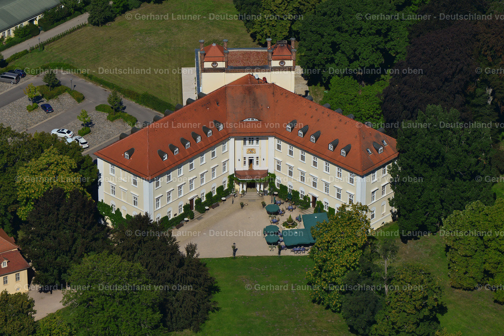3637341 | LüBBENAU/SPREEWALD 25.08.2016 Gebäudekomplex  Schloß-Hotel Lübbenau/Spreewald im Bundesland Brandenburg. Das Schloss Lübbenau (1817–1839) ist ein klassizistisches Bauwerk in Lübbenau/Spreewald im Spreewald. Es wird heute als Hotel genutzt. Das Schloss gehört zu den Baudenkmalen in Lübbenau. // Building complex in the park of the castle Luebbenau/Spreewald in the state Brandenburg. Foto: Gerhard Launer