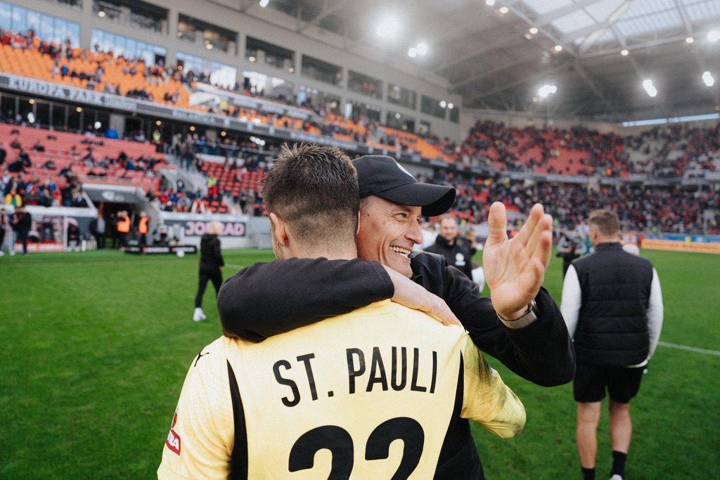 FCS08125 | Der offizielle Shop für FC St. Pauli Fotos. Wähle aus Spielszenen & Fanmomenten dein FCSP Wunschformat. Wir liefern Millerntor-Atmosphäre.