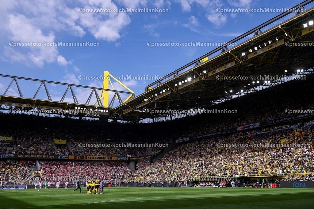 BVB11042601021 | 11.04.2026, Fußball, Borussia Dortmund - Bayer 04 Leverkusen, 1. Fußball Bundesliga, 29. Spieltag, Signal Iduna Park, Saison 2025 2026: Blick Innenansicht auf das Spielfeld und die Tribünen mit den Zuschauern  DFB regulations prohibit any use of photographs as image sequences and or quasi-video.