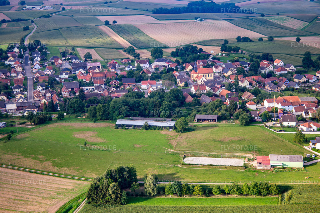 Luftbild: Ortsansicht von Norden in Oberlauterbach im Bundesland Bas-Rhin in Frankreich. Foto: IMG_137730.jpg vom 12.08.2023 durch Werner Riehm/FLY-FOTO.de