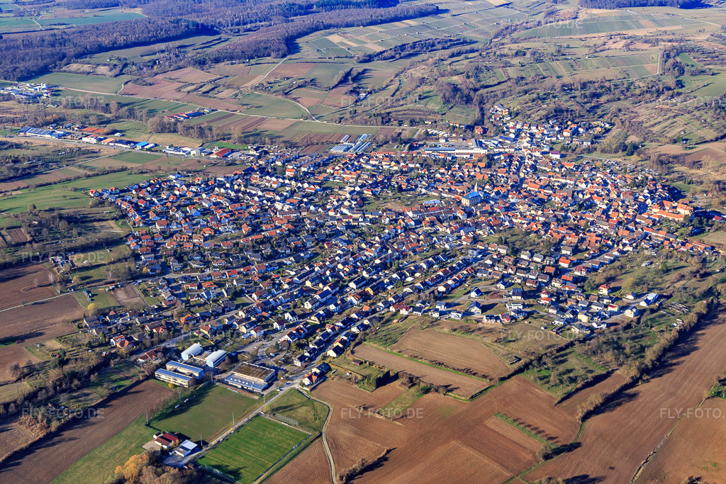 Luftbild: Ortsansicht mit Eisenhut-Grundschule und Sportplatz des TV Unteröwisheim 1900 e.V. von Süden im Ortsteil Unteröwisheim in Kraichtal im Bundesland Baden-Württemberg in Deutschland.Foto: IMG_097284.jpg vom 10.03.2017 durch Werner Riehm/FLY-FOTO.deWWW.EISENHUTSCHULE.DEWWW.TVU1900.DE