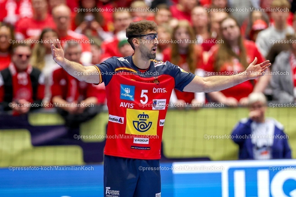 EHF22012602153 | 22.01.2026, Handball, Men's EHF EURO 2026, Spanien - Norwegen, Jyske Bank Boxen in Herning, Dänemark, Main Round:  Antonio Serradilla Cuenca (Espania #05) gestikulierend auf dem Spielfeld  