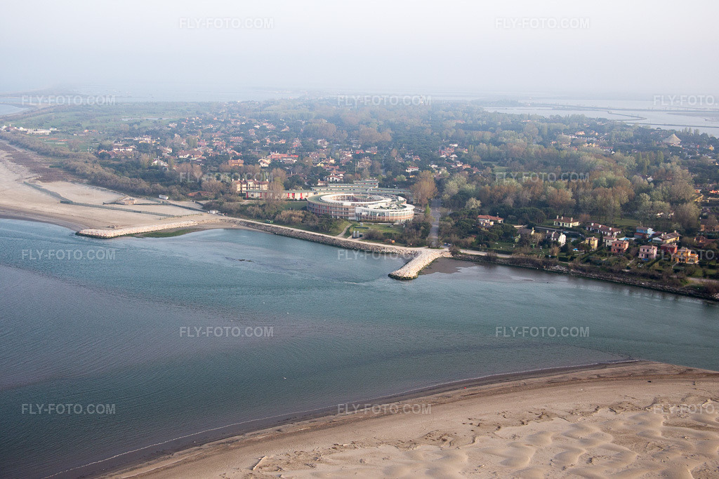 Aerial view: View of the town in Caleri in the state Veneto, Italy.Photo: IMG_087612.jpg taken on 04/06/2016 by Werner Riehm/FLY-FOTO.comResolution of the original: 5472 x 3648 px