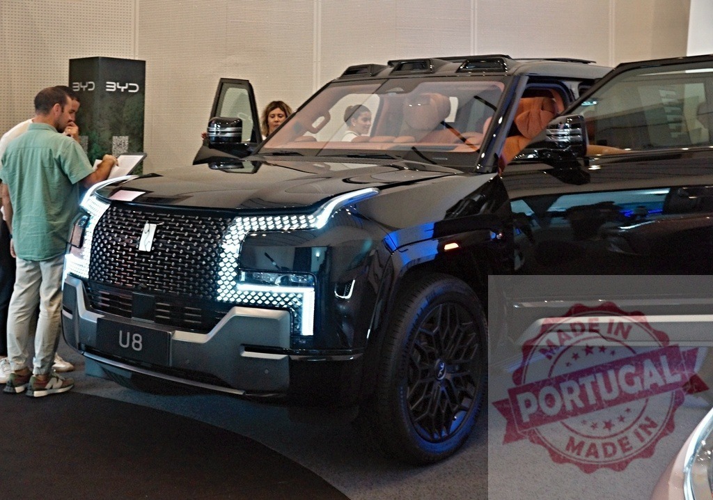 BYD Yangwang U8 luxury electric SUV at car show | BYD Yangwang U8 electric SUV on display at an automotive exhibition with people viewing - Realisiert mit Pictrs.com