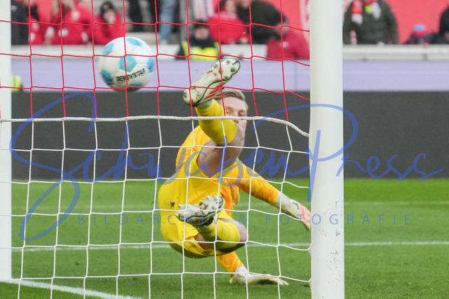 180124Ho_VfB_SCF888A | 3:0 per Elfmeter. Florian Mueller (SC Freiburg) geht ins falsche Eck VfB Stuttgart - SC FreiburgBundesliga, Spieltag 18, Saison 2024_25, Derby, VfB Stuttgart - SC Freiburg Deutschland, Stuttgart, MHP Arena, 18.01.2025(DFL DFB REGULATIONS PROHIBIT ANY USE OF PHOTOGRAPHS as IAMGE SEQUENCES and or QUASI-VIDEO).