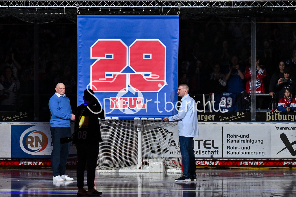 Adler Mannheim - Augsburger Panther | MANNHEIM, DEUTSCHLAND - 25. FEBRUAR: Im Bild Denis REUL, dessen Rückennummer 29 heute von den Adlern unters Dach gezogen wird / Einzelfoto / Freisteller vor dem Match zwischen den Adler Mannheim und den Augsburger Panthern am 45. Spieltag der Penny DEL in der SAP Arena / Ehrung