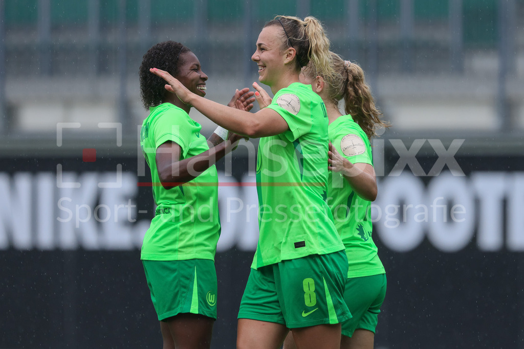 Fussball, Testspiel Frauen, VfL Wolfsburg - PSV Eindhoven | v.li.: Lineth Beerensteyn (VfL Wolfsburg, 9) und Torschützin Lena Lattwein (VfL Wolfsburg, 8) mit Torjubel, Jubel, jubeln, jubelt, optimistisch, Spielszene, Highlight, Freude über das Tor zum 3:0
