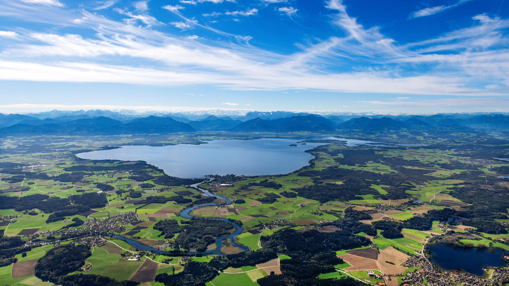 dr__0055370.jpg | SEEON-SEEBRUCK 07.10.2024 Uferbereiche am Seegebiet des Chiemsee in Seeon-Seebruck im Bundesland Bayern, Deutschland. // Riparian areas on the lake area of Chiemsee in Seeon-Seebruck in the state Bavaria, Germany. Foto: Daniel Reiter