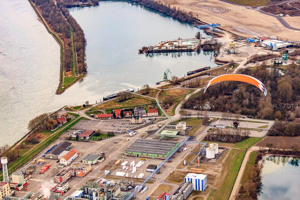 Vue aérienne: Paramoteur au Port du Rhin à Lauterbourg dans le département Bas Rhin, France.Photo: IMG_62481.jpg prise le 01/03/2014 par Werner Riehm/FLY-FOTO.euRésolution de l'original: 4752 x 3168 px