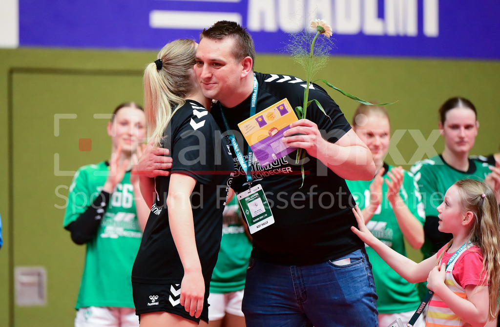 Handball, 2. Bundesliga Frauen, SV Werder Bremen - Kurpfalz Bären | Denis Geger (Presseverantwortlicher, SV Werder Bremen) bei den Danksagungen