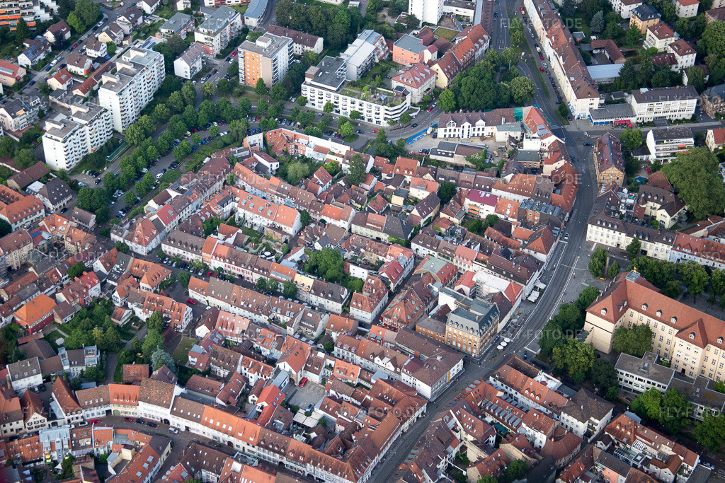 Luftbild: Altstadtbereich und Innenstadtzentrum im Ortsteil Durlach in Karlsruhe im Bundesland Baden-Württemberg in Deutschland. Foto: IMG_089273.jpg vom 10.06.2016 durch Werner Riehm/FLY-FOTO.de