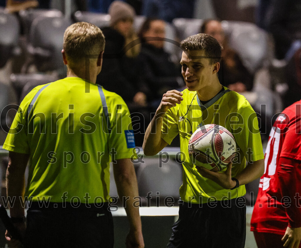 2024-03-28_002_FC_Schwaig_gegen_VfB_Forstinning | Oberding, Deutschland, 28.03.2024:
Fußball, Landesliga Südost 2023 / 2024, 27. Spieltag, FC Schwaig gegen VfB Forstinning, Endergebnis: 2:1

Schiedsrichter Philipp Spateneder

Foto: Christian Riedel / fotografie-riedel.net