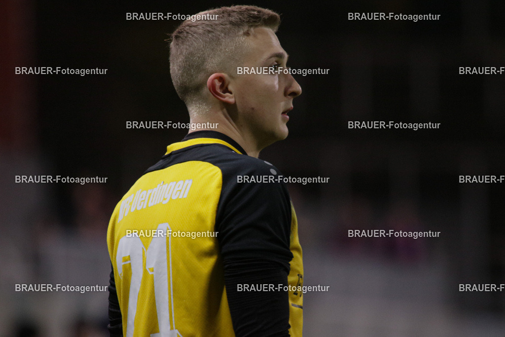 KFC Uerdingen - Ratingen 04/19 | Krefeld, Deutschland, 02.12.25 Jan Bachmann (KFC Uerdingen) schaut während des Oberliga Niederrhein Spiels zwiachen KFC Uerdingen - Ratingen 04/19 im Krefelder Grotenburg Stadion am 02. Dezember 2025 in Krefeld (Foto von Ralph Görtz / Brauer-Fotoagentur)