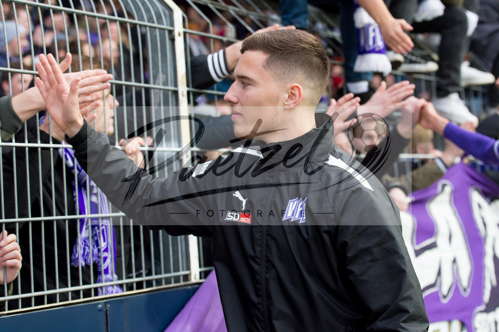 OSNTSV20211106_184 | Fussball, Herren: Luis Sprekelmeyer (VfL Osnabrueck) schaut bei dem Spiel der 3. Liga zwischen VfL Osnabrueck und TSV 1860 Muenchen im Stadion an der Bremer Bruecke am 06.11.2021 in Osnanbrueck, Deutschland.DFB / DFL REGULATIONS PROHIBIT ANY USE OF PHOTOGRAPHS AS IMAGE SEQUENCES AND/OR QUASI-VIDEO. - Realisiert mit Pictrs.com