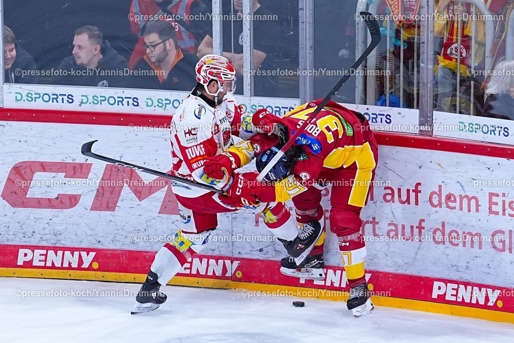 xYDR12102501102 | 12.10.2025, xydrx, Eishockey, DEL2, Düsseldorfer EG - Eispiraten Crimmitschau, PSD Bank Dome Düsseldorf: Mario Scalzo (Eispiraten Crimmitschau #79) im Zweikampf gegen Lenny Boos (Düsseldorfer EG #37)