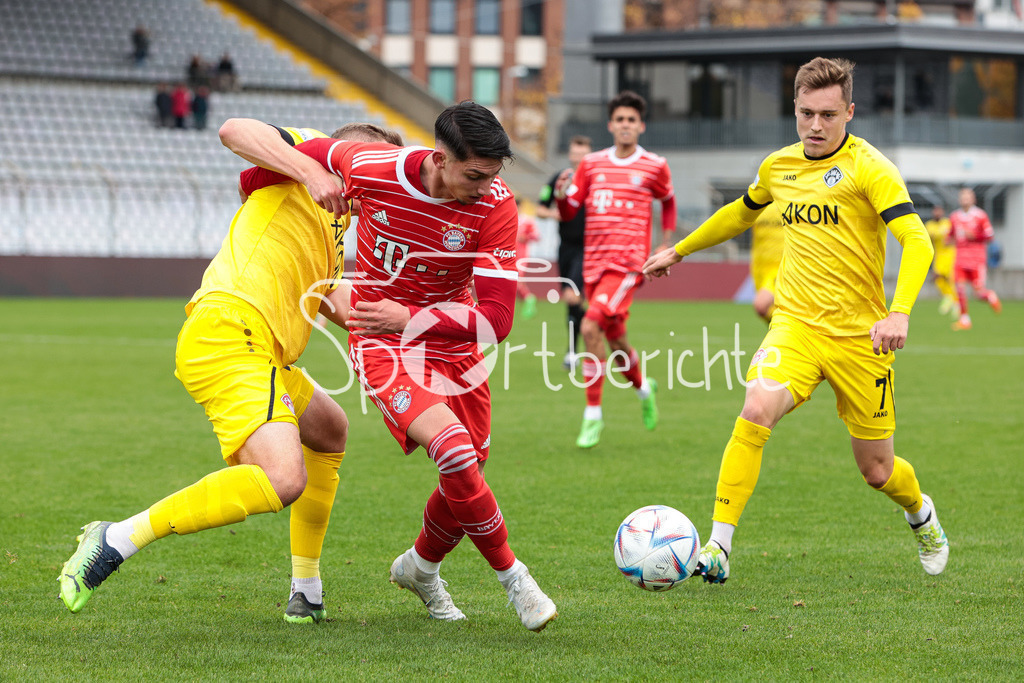 FC Bayern Amateure - FC Wuerzburger Kickers | Felix Goettlicher (FWK #15) im Duell mit Yusuf KABADAYI (FCB #7), Thomas HAAS (FWK #7)