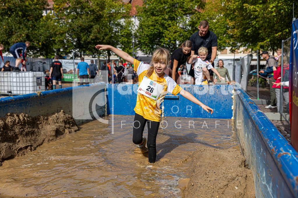 Auch die jüngsten mussten durch Schlammbad_ Hailey Wendler versucht das Gleichgewicht zu halten. | immodelaporte-sportfotos - Realisiert mit Pictrs.com