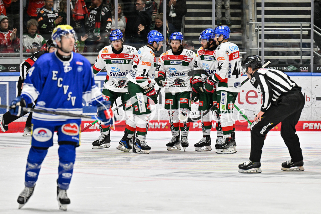 Augsburger Panther - EC VSV | Jubel der Panther nach dem Treffer zum 5-6 durch Thomas SCHEMITCH (Augsburger Panther #62) / Freude / happy / Tor / Torschuetze