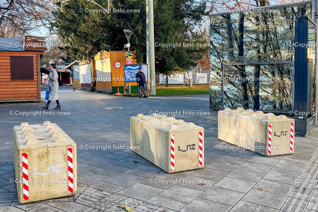 Linz_ Weihnachtsmarkt_ Terrorschutz_ 18.11.2025-12 | 18.11.2025, LINZ, AUT, Weihnachtsmarkt, im Bild Themenbild, Betonbarrieren, Betonblock, Terrorschutz, Volksgarten, Stadt, L_nz, Sicherheit, Fußgaengerzone, Weihnachtsmarkt, Huetten, Winter, Bauume ohne Laub, Absperrung, Verkehrsschutz, oeffentlicher Platz, Menschen, urban, Feature, Symbolbild