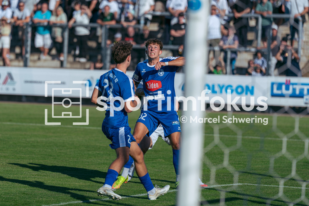 SSVg Velbert 02 – Borussia Mönchengladbach | Timo Böhm (SSVg Velbert 02) beim Kopfball. Testspiel zwischen der SSVg Velbert 02 und Borussia Mönchengladbach in Velbert, 12.08.2026. Endstand: 0:8. sportimfokus / Marcel Schwering - Realisiert mit Pictrs.com
