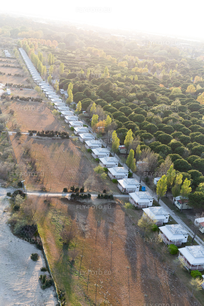 Vue aérienne: Vue de la ville à Cavallino-Treporti dans le département Vénétie, Italie. Photo: IMG_098246.jpg prise le 03/04/2017 par Werner Riehm/FLY-FOTO.eu – Résolution de l'original: 3648 x 5472 px