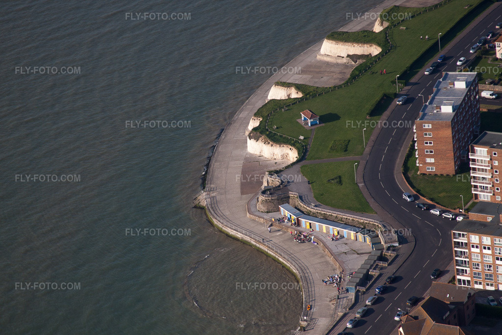 Aerial view: Waterfront promenade and beach in Birchington-on-Sea in the state England, Great Britain. – Photo: IMG_50430.jpg taken on 05/27/2012 by Werner Riehm/FLY-FOTO.com – Resolution of the original: 4752 x 3168 px