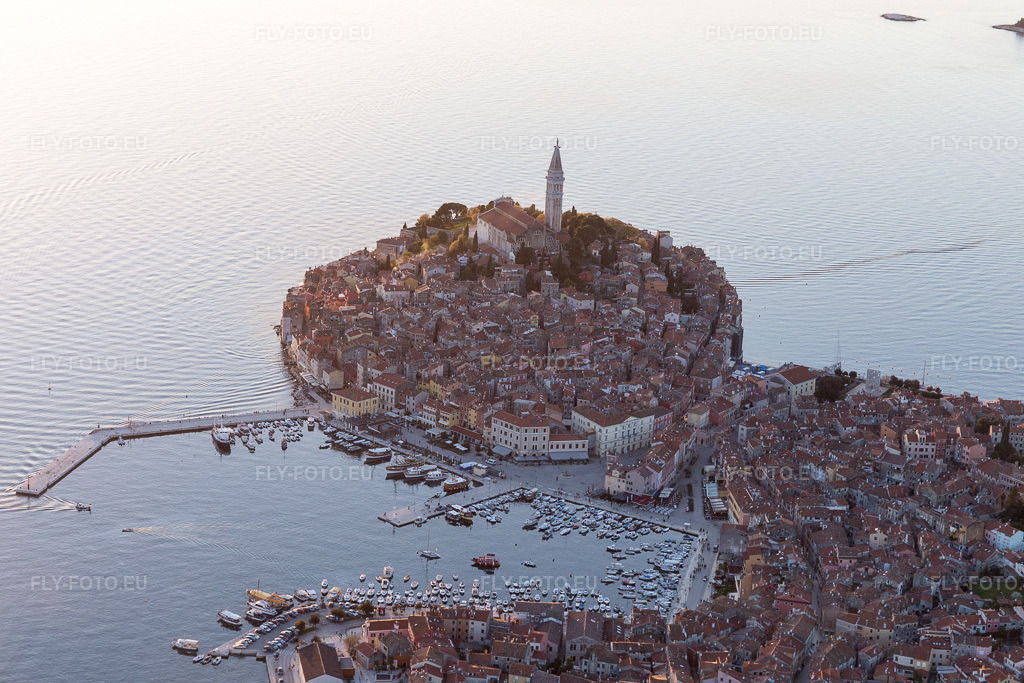 Vue aérienne: Vue de la ville à Rovinj dans le département Gespanschaft Istrien, Croatie. Photo: IMG_106170.jpg prise le 13/04/2018 par Werner Riehm/FLY-FOTO.eu – Résolution de l'original: 5472 x 3648 px
