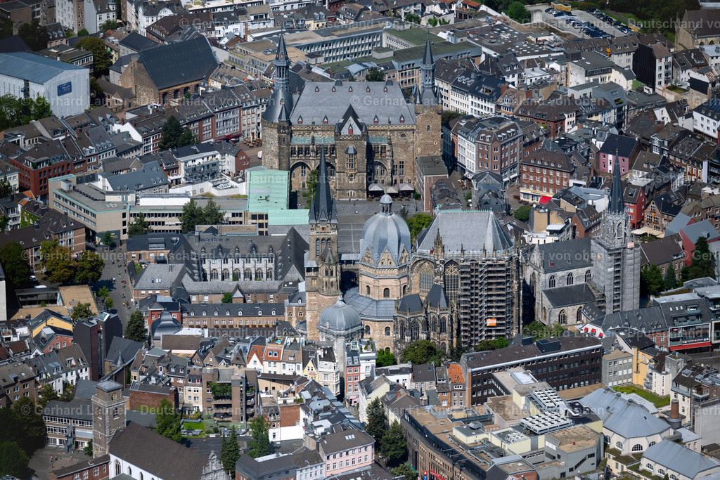 4048953 | Rathaus und  Aachener Dom, auch Hoher Dom zu Aachen, Aachener Münster oder Aachener Marienkirche, ist die Bischofskirche des Bistums Aachen und das bedeutendste Wahrzeichen der Stadt Aachen
