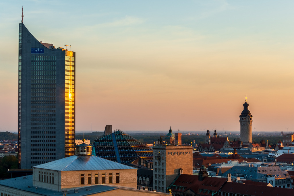 PanoramatowerLeipzig | Panoramatower  City-Hochhaus Uniriese Leipzig zur goldenen Stunde - Realisiert mit Pictrs.com