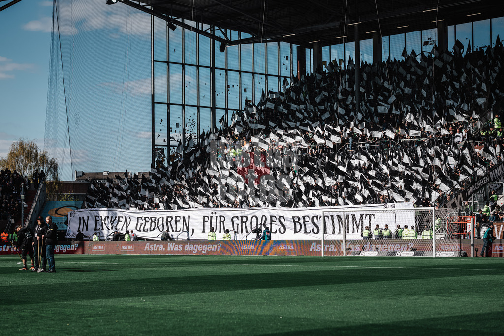Fußball | Männer | Saison 2024/2025  | Fußball-Bundesliga | 28. Spieltag | FC St. Pauli vs. Borussia Mönchengladbach | 06.04.2025 | Choreo der Auswärtsfans aus Mönchengladbach; In Eicken Geboren, Für Großes Bestimmt...