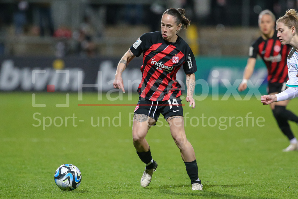 Fussball, Google Pixel Frauen-Bundesliga, Eintracht Frankfurt - SV Werder Bremen | v.li.: Geraldine Reuteler (Eintracht Frankfurt, 14) am Ball, Einzelbild, Ganzkörper, Aktion, Action, Spielszene, DIE DFB-RICHTLINIEN UNTERSAGEN JEGLICHE NUTZUNG VON FOTOS ALS SEQUENZBILDER UND/ODER VIDEOÄHNLICHE FOTOSTRECKEN. DFB REGULATIONS PROHIBIT ANY USE OF PHOTOGRAPHS AS IMAGE SEQUENCES AND/OR QUASI-VIDEO.
