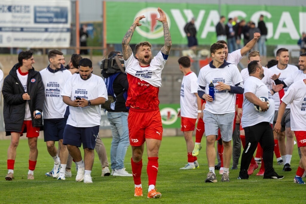 Fußball, Aufstiegsspiel zur Regionalliga Südwest, FK Pirmasens gegen VfR Mannheim | Fußball, Aufstiegsspiel zur Regionalliga Südwest, FK Pirmasens gegen VfR Mannheim***Riesiger Jubel beim VfR nach dem Schlusspfiff und dem damit verbundenen Aufstieg in die Regionalliga Südwest. Vorne Mitte Alexander Esswein - Realisiert mit Pictrs.com