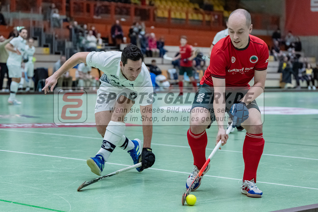 HK_20231216_107452 | 1. Bundesliga Herren  Crefelder HTC - Blau Weiß Köln am 16.12.2023 Sporthalle Glockenspitz, Krefeld , Sebastian Behr ( Blau Weiß Köln #21 ) , Ehling Jonathan ( Crefelder HTC #22 )
