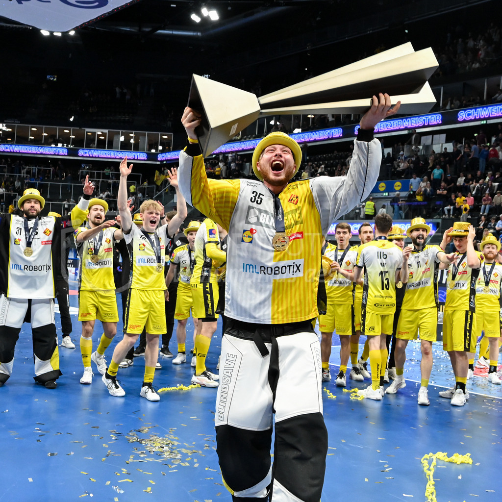 Zug United - HC Rychenberg - 25. April 2026 | Eric Kunz (#35 HC Rychenberg Winterthur) mit Pokal am L-UPL Superfinal-Spiel zwischen Zug United und HC Rychenberg am 25. April 2026 in der BCF Arena, Fribourg, Schweiz.Bild: Sportfotografie Markus Aeschimann | www.markus-aeschimann.ch - Realisiert mit Pictrs.com