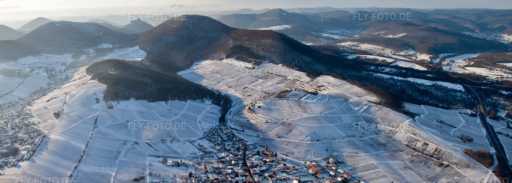 Luftbild: Pfälzer Weinorte Birkweiler und Ranschbach vor den weißen und schneebedeckten Weinbergen zu Füßen des Hohenbergs und des Trifels in der Pfälzer Berglandschaft in Ranschbach in Birkweiler im Bundesland Rheinland-Pfalz in Deutschland. Foto: IMG_36368-Bearbeitet.jpg vom 03.01.2011 durch Werner Riehm/FLY-FOTO.deAuflösung des Originals: 8749 x 3134 px