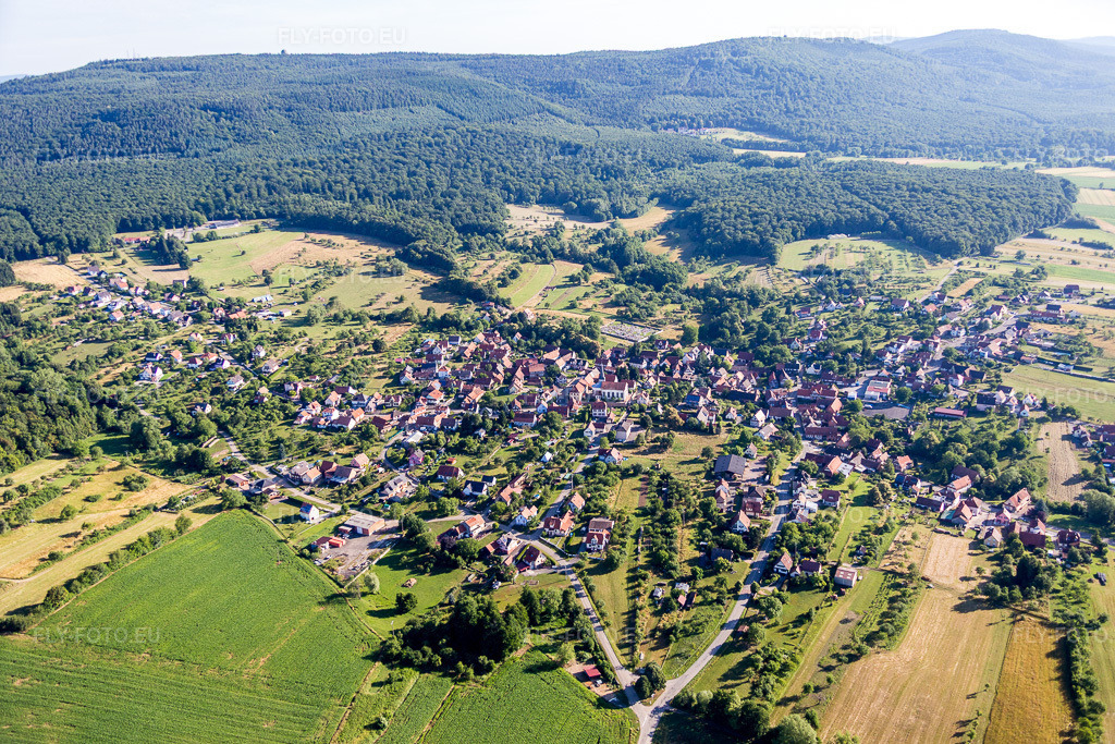 Vue aérienne: Champs agricoles et terres arables à Lampertsloch dans le département Bas Rhin, France. Photo: IMG_082970.jpg prise le 26/06/2015 par Werner Riehm/FLY-FOTO.eu – Résolution de l'original: 5472 x 3648 px